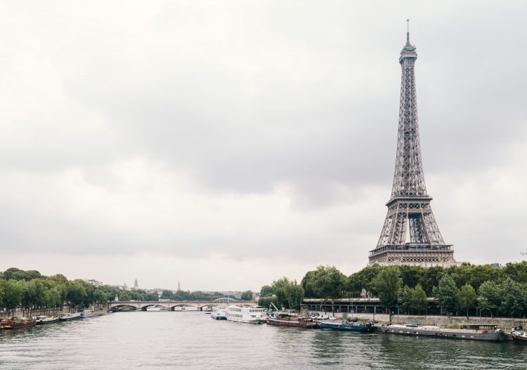 Une vue de la Tour Eiffel depuis la Seine.