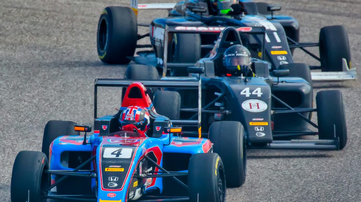Des monoplaces sur un circuit de course.