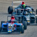 Des monoplaces sur un circuit de course.