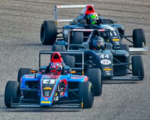 Des monoplaces sur un circuit de course.