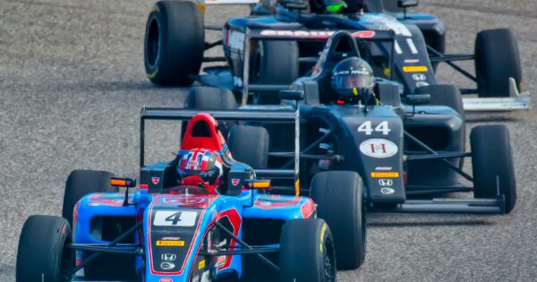 Des monoplaces sur un circuit de course.