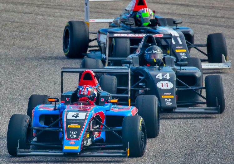 Des monoplaces sur un circuit de course.