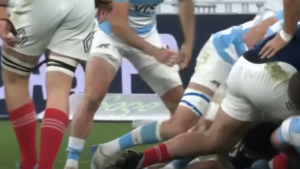 Une mêlée du XV de France vs les Pumas.
