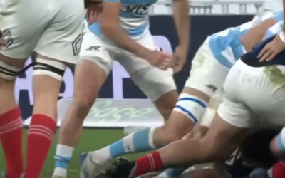 Une mêlée du XV de France vs les Pumas.
