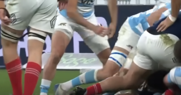 Une mêlée du XV de France vs les Pumas.